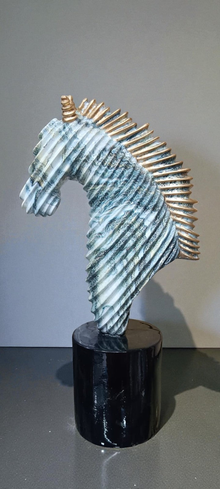 HD1949    Luxury White & Gold Textured Horse Head