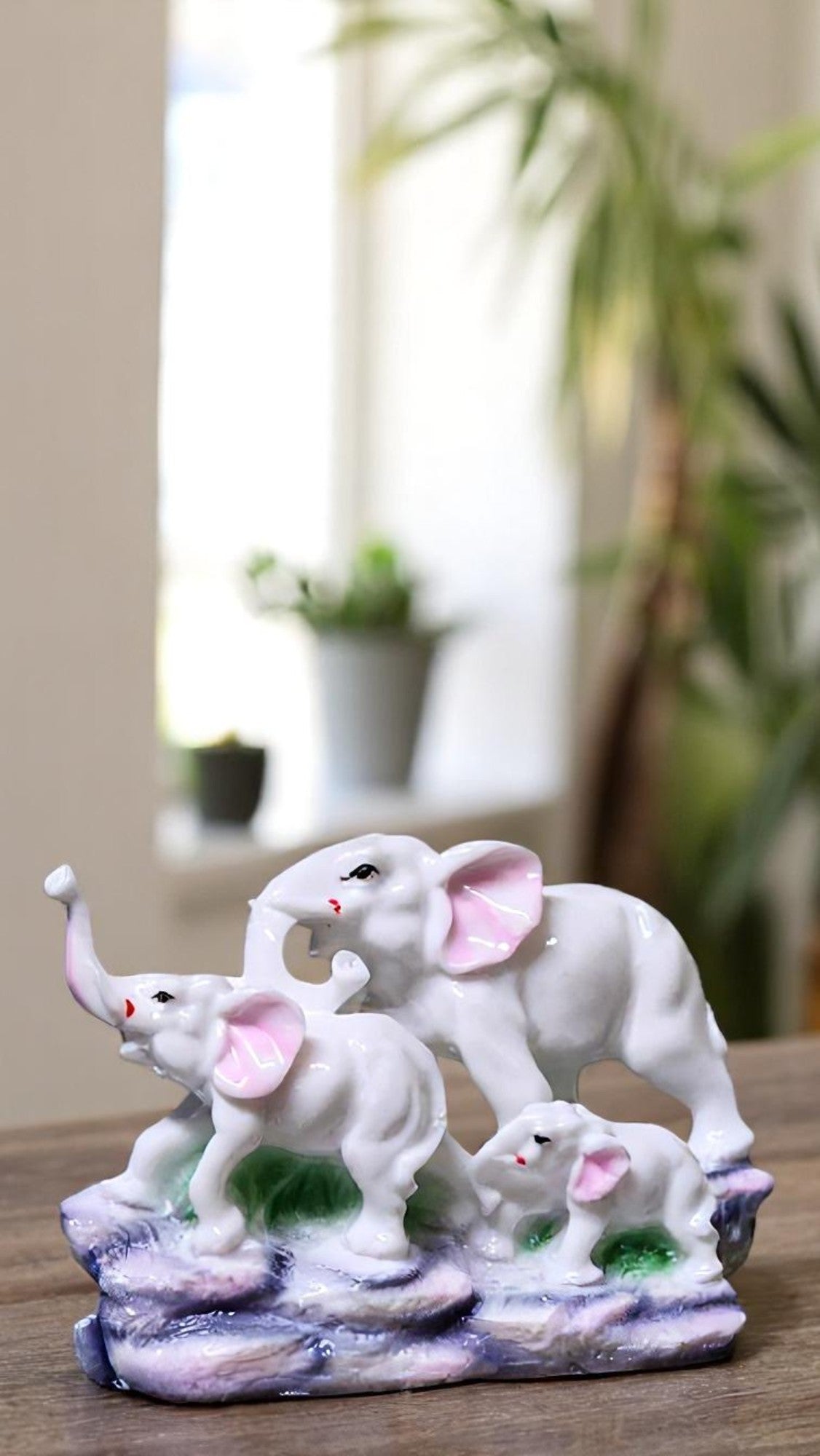 PP1590C Elephant Family Showpiece