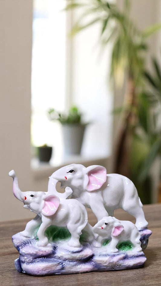 PP1590C Elephant Family Showpiece