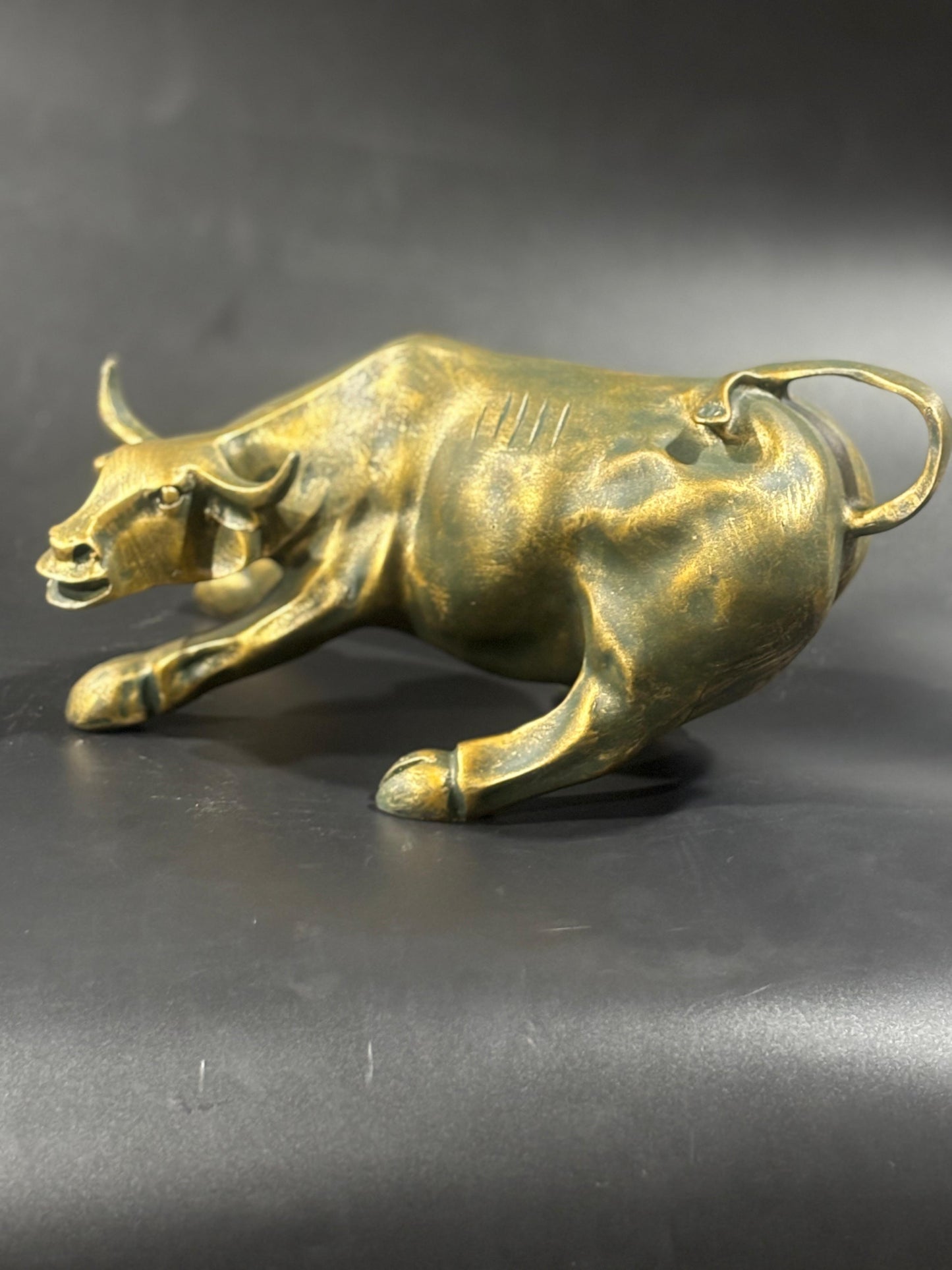 1772BG      charging bull Black gold Colur