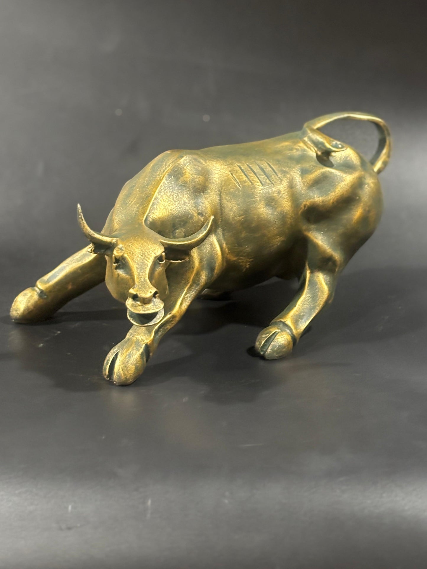 1772BG      charging bull Black gold Colur